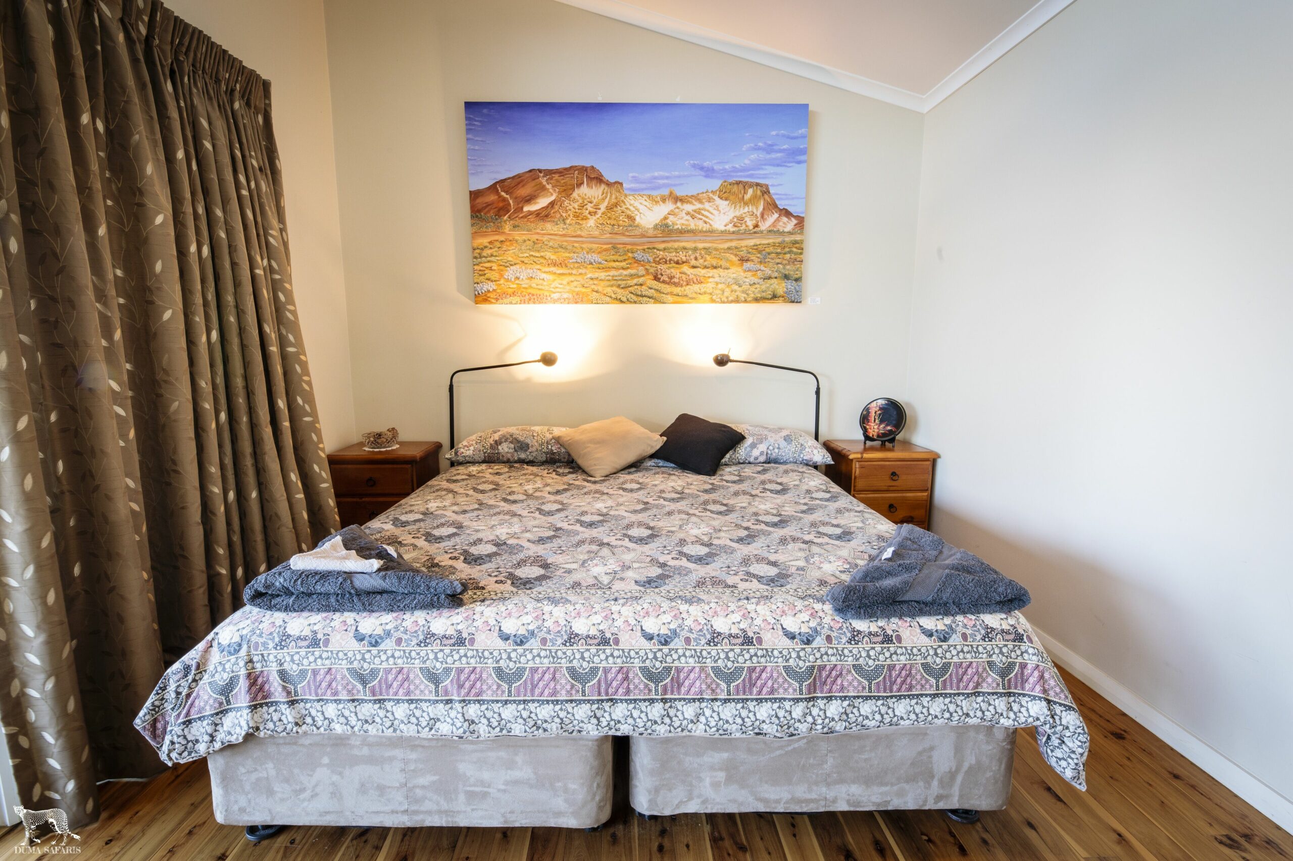 Earth Studio with shared kitchen, short drive to Zoo, rural setting